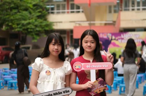 Các bạn trẻ đồng hành cùng hành trình chinh phục tri thức. Ảnh: HWC.