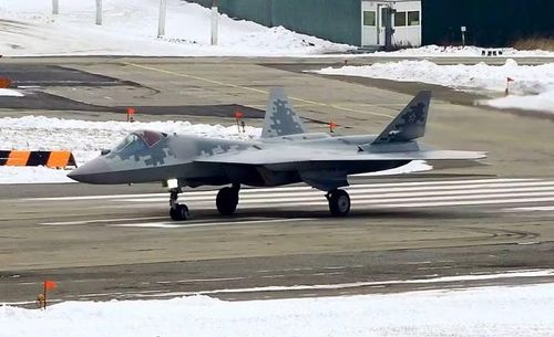 Các nguồn tin từ chính phủ Nga cũng lưu ý rằng thân máy bay Su-57M1 được mở rộng, giúp tăng lực nâng khí động học và cải thiện độ ổn định ở tốc độ siêu âm. Khung thân phẳng hơn và khoang chứa vũ khí bên trong sẽ giúp tăng cường khả năng tàng hình.