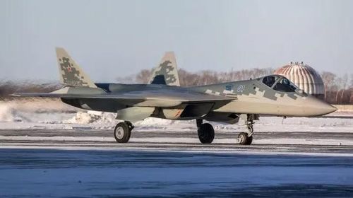 Ngoài ra, Su-57 còn có lợi thế tương thích với các hệ thống phòng không mặt đất, tàu chiến và máy bay cùng hệ vũ khí Liên Xô/Nga, và có khả năng trao đổi thông tin thông qua liên kết dữ liệu không đối đất.