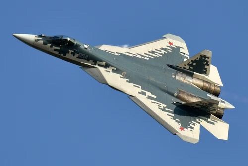 Hệ thống cảm biến mạnh mẽ của tiêm kích Su-57 rất tốt cho việc phòng thủ một khu vực rộng lớn chống lại cả mối đe dọa từ chiến đấu cơ thế hệ thứ tư và thứ năm.