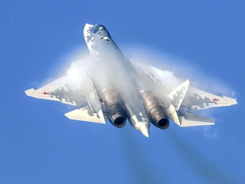 Su-57 lần đầu tiên được xuất khẩu sang Algeria vào tháng 11/2025, và Rosoboronexport đã xác nhận vào giữa tháng 4/2026 rằng một số quốc gia đang quan tâm. Cùng với Iran, Ấn Độ và Triều Tiên, Việt Nam được coi là những khách hàng tiềm năng nhất với siêu tiêm kích này.