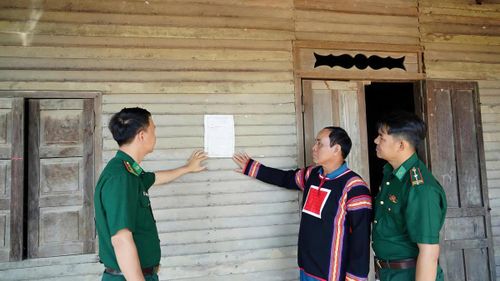 Già làng Hlết lưu giữ bản cam kết xây dựng mô hình điểm “Xã biên giới sạch về ma túy”. Ảnh: Ngọc Thu