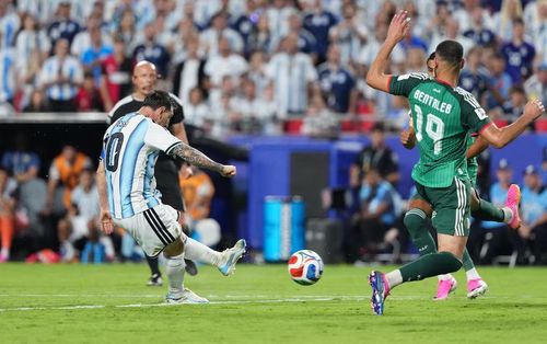 Lionel Messi ghi bàn thắng thứ ba để hoàn thành cú hat-trick. Nguồn: Reuters.