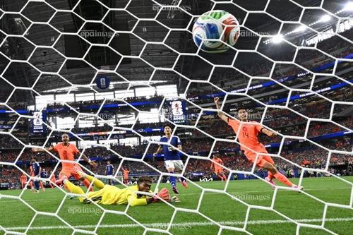  Đội tuyển Nhật Bản hòa trận ra quân với Hà Lan nhưng cách ứng xử của họ lẫn các cổ động viên như nhà vô địch trong lòng người hâm mộ. Ảnh: EPA. 
