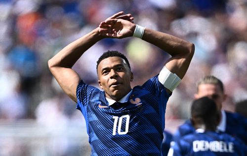  Phút 90+6, ngay sau khi Senegal rút ngắn tỷ số xuống còn 1-2, Mbappe tiếp tục tỏa sáng với cú sút đầy quyết đoán từ khoảng cách chừng 30 mét, mang về chiến thắng chung cuộc 3-1 cho thầy trò Didier Deschamps. 