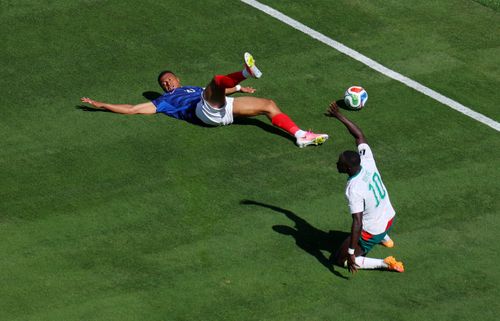  Ngay sau đó, một tình huống gây tranh cãi đã xảy ra khi Mbappe ngã trong vòng cấm sau pha va chạm với Sadio Mane ở phút 59. Trọng tài Alireza Faghani phải mất hơn 3 phút tham khảo VAR và trực tiếp xem lại màn hình bên lề sân để đưa ra quyết định cuối cùng. Không có phạt đền cho tuyển Pháp. 