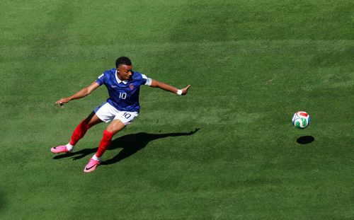  Dù sắm vai người hùng mang về bàn thắng mở tỷ số cho tuyển Pháp, Mbappe vẫn phải đối mặt với nhiều luồng dư luận trái chiều về phong độ thiếu ổn định và thái độ thi đấu trong hiệp một. 