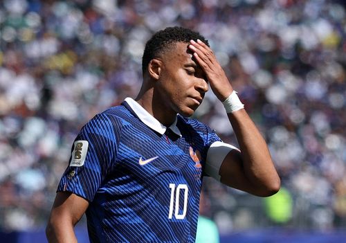  Bước sang hiệp hai, phút 58, đón đường chuyền thuận lợi của đồng đội, Mbappe lại bỏ lỡ một cơ hội ghi bàn mười mươi khi không thể đánh bại thủ môn Edouard Mendy trong tình huống đối mặt. 
