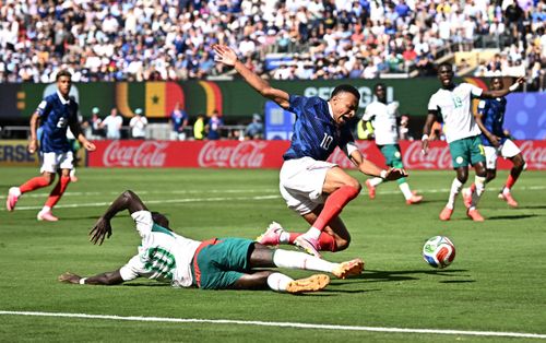  Pha bóng Mane phạm lỗi với Mbappe. Ảnh: Reuters. 