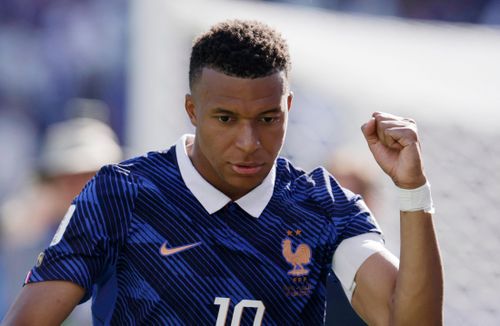  Mbappe có màn trình diễn trái ngược ở hai hiệp đấu. Ảnh: Reuters. 