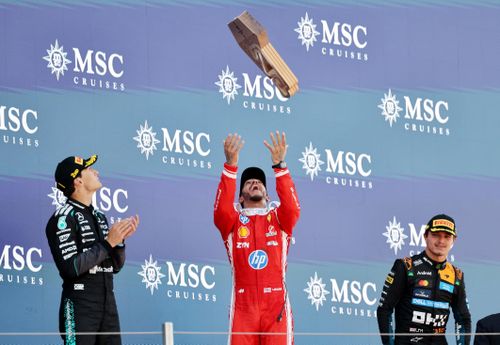  Trên bục vinh danh tại trường đua Circuit de Catalunya-Montmeló (Tây Ban Nha), Hamilton nâng cao chiếc cúp chiến thắng bên cạnh hai đồng hương George Russell và Lando Norris. Tuy nhiên, danh hiệu không phải thứ duy nhất gây chú ý trong khoảnh khắc này. Trên cổ tay tay đua 41 tuổi là chiếc Richard Mille RM 43-01, mẫu đồng hồ có giá cao hơn nhiều lần giá trị tiền thưởng của một chặng đua F1, theo GQ.