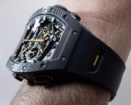  Tại GP Barcelona, Hamilton chọn Richard Mille RM 43-01, một trong những mẫu đồng hồ nổi bật được phát triển cùng Ferrari. Thiết kế gần như phủ đen toàn bộ, mang vẻ ngoài hiện đại, mạnh mẽ nhưng vẫn giữ tinh thần tinh xảo của đồng hồ cao cấp. RM 43-01 được xem là sự kết hợp giữa kỹ thuật chế tác đồng hồ và ngôn ngữ thiết kế xe đua. Mẫu này sở hữu bộ máy lên cót tay với 514 chi tiết, tích hợp tourbillon và chronograph rattrapante, cơ chế cho phép đo hai khoảng thời gian cùng lúc. Đồng hồ có mức dự trữ năng lượng 70 giờ.