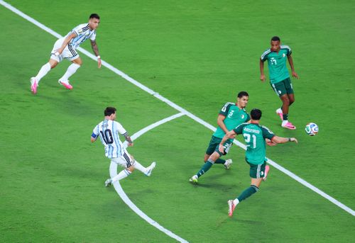  Phút 17, Messi mở tỷ số trận đấu bằng một cú dứt điểm chân trái đẳng cấp vào góc xa sau đường kiến tạo của Rodrigo De Paul. Thủ môn Luca Zidane chỉ có thể chạm tay vào bóng. Bàn thắng mở tỷ số của anh có chỉ số xG chỉ là 0,09. 