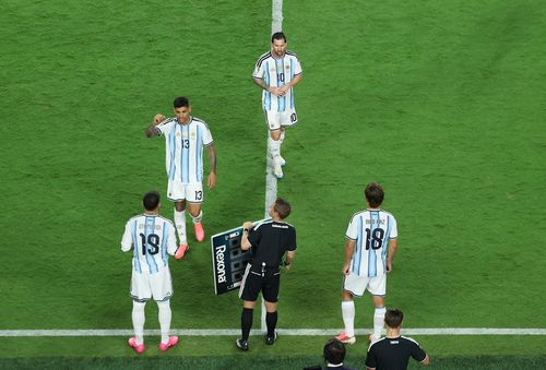  Messi rời sân ở phút 80 để nhường chỗ cho tài năng trẻ Nico Paz. Thêm một màn trình diễn thượng hạng nữa của ngôi sao mang áo số 10 trong màu áo tuyển Argentina. 