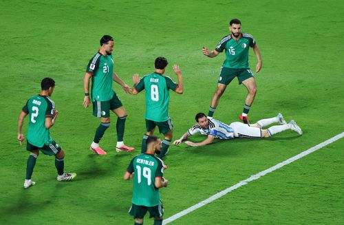  Trong một ngày Messi chơi thăng hoa, đại diện châu Phi không thể ngăn chặn được ngôi sao mang áo số 10 bên phía Argentina và đành rời sân với thất bại cách biệt. 