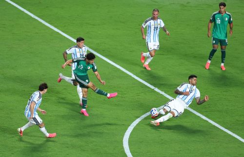  Phút thứ 57, anh phối hợp đập nhả nhanh với Chaibi ngay rìa vòng cấm địa Argentina, tự tạo khoảng trống và tung cú sút đầy uy lực. Đáng tiếc là pha ra chân của cầu thủ gốc Việt bị trung vệ Cristian Romero lăn xả chặn lại. 
