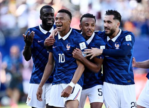  Đáng chú ý, với cú đúp vào lưới Senegal, Mbappe còn vượt qua Olivier Giroud để trở thành chân sút vĩ đại nhất lịch sử đội tuyển Pháp. Ở tuổi 27, ngôi sao người Pháp còn rất nhiều thời gian để tiếp tục chinh phục những cột mốc tưởng chừng không thể với tới. 