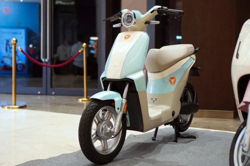  Yadea Vekoo trên ảnh là phiên bản đặc biệt thuộc bộ sưu tập kết hợp cùng nam ca sĩ Soobin Hoàng Sơn vào năm 2025. Hiện tại, mẫu xe vẫn đang được phân phối tại các đại lý Yadea, tùy vào số lượng xe tồn kho. Ngoài ra, mẫu xe còn có thêm bản Vekoo H mới, được tinh chỉnh thiết kế và hiệu suất. 