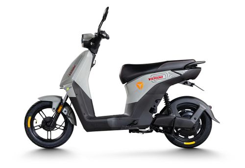  Trong khi đó, Vekoo H được lắp động cơ TTFAR 48V 30Ah nâng cấp, cho tốc độ tối đa đạt 47 km/h. Bộ pin Lithium nay xuất hiện trên Vekoo H cho phạm vi hoạt động khoảng 70 km/lần sạc. Xe được bán với giá 18,99 triệu đồng. 