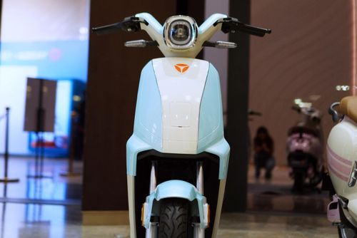  Xe được trang bị động cơ Hub cho công suất 1,2 mã lực, tốc độ tối đa 38 km/h. Vekoo không sử dụng pin mà là ắc quy Graphene TTFAR 48V 22Ah, cho phạm vi hoạt động 65 km/lần sạc. Thời gian sạc điện dao động 8-10 giờ. Vekoo được bán với giá 15,99 triệu, 