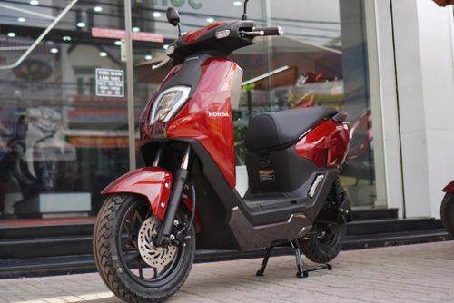  Honda Icon e: là một trong những cái tên đáng nhắc đến trong phân khúc xe máy điện học sinh ở thời điểm hiện tại. Xe được trang bị một motor điện tích hợp ở bánh sau, có thể sản sinh công suất tối đa 2,43 mã lực, mô-men xoắn cực đại 85 Nm và đạt tốc độ tối đa 48 km/h. 