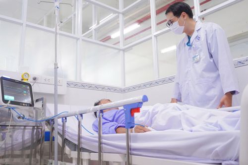 Bác sĩ thăm khám lại cho bệnh nhân. Ảnh: Thanh Thuần.