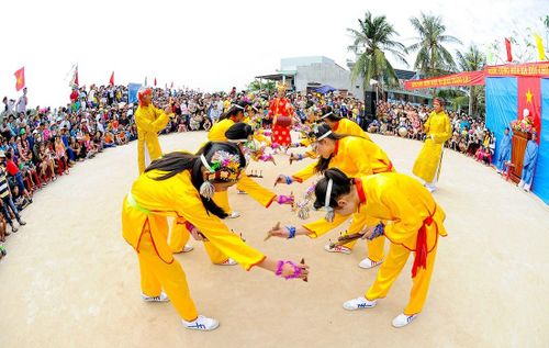 Một số hoạt động diễn ra tại lễ hội thu hút người dân tham dự và theo dõi. Ảnh: Minh Thu