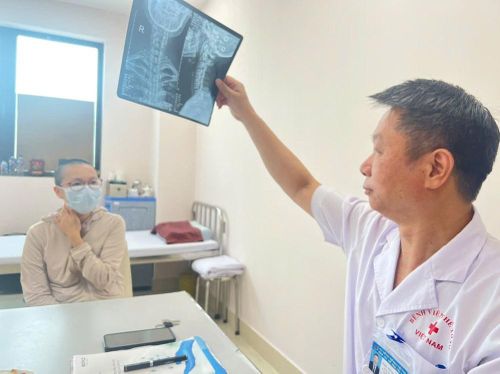 ThS.BS Trần Danh Phương khám cho bệnh nhân bị thoái hóa đốt sống cổ. Ảnh: Q.H