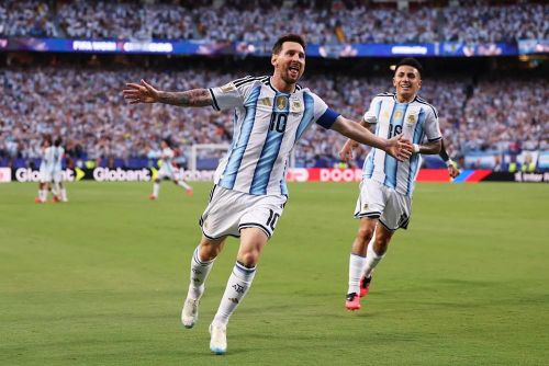 Messi hoàn tất cú hat-trick bằng siêu phẩm ngoài vòng cấm