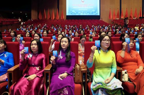 Các đại biểu bầu thành viên Đoàn Chủ tịch và Ban Thẩm tra tư cách đại biểu Đại hội