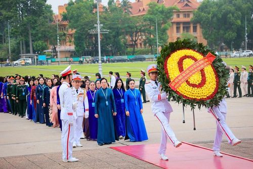 Đoàn đại biểu dự Đại hội do Ủy viên Trung ương Đảng, Phó Chủ tịch Ủy ban Trung ương MTTQ Việt Nam, Chủ tịch Hội LHPN Việt Nam Lê Thị Thủy làm Trưởng đoàn đã vào Lăng viếng Chủ tịch Hồ Chí Minh
