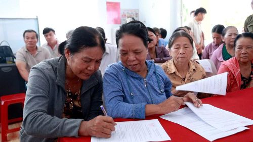 Người dân nghiên cứu phương án sắp xếp, tổ chức lại các thôn
