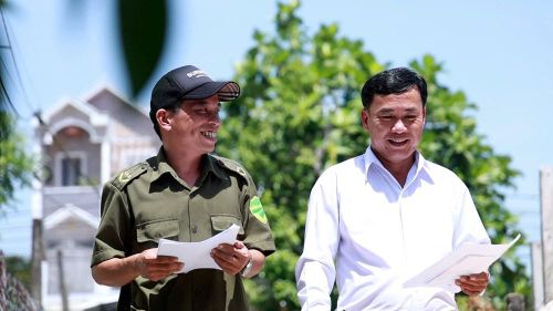 Các lực lượng đến từng hộ dân tuyên truyền, vận động người dân tham gia góp ý về việc sắp xếp thôn, tổ dân phố