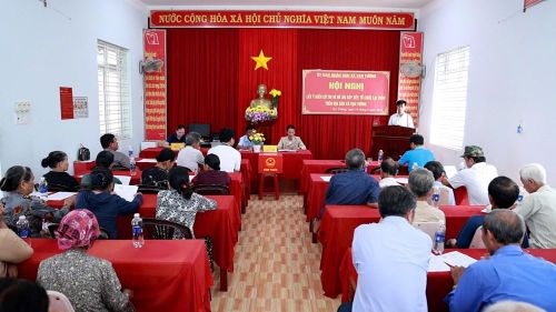 Đông đảo người dân thôn Tuyết Diêm 3, xã Vạn Tường tham gia Hội nghị lấy ý kiến cử tri về việc sắp xếp, tổ chức lại thôn