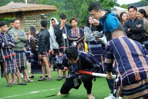 Các thanh niên người K’Ho tham gia hoạt động trò chơi dân gian trong trang phục truyền thống. Ảnh: Nguyễn Dũng – TTXVN