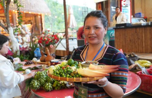 Bà Liêng Jrang K’Sáu (thôn 4, xã Lạc Dương, Lâm Đồng) giới thiệu món cà đắng da trâu đặc sắc của người K’Ho. Ảnh: Nguyễn Dũng – TTXVN
