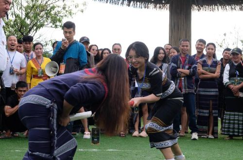 Các “sơn nữ” người K’Ho tham gia hoạt động trò chơi dân gian trong trang phục truyền thống. Ảnh: Nguyễn Dũng – TTXVN