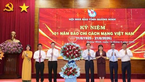 Các đồng chí lãnh đạo tỉnh Quảng Ninh tặng hoa chúc mừng Hội Nhà báo và những người làm báo Quảng Ninh.