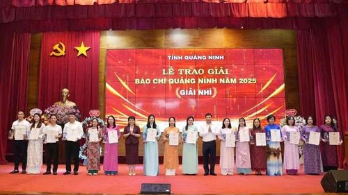 Các đồng chí lãnh đạo tỉnh Quảng Ninh trao giải Nhì cho các tác giả, nhóm tác giả.