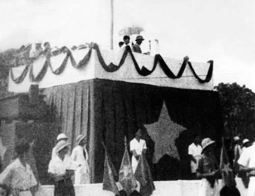 Bác Hồ đọc Tuyên ngôn Độc lập ngày 2/9/1945. Ảnh tư liệu