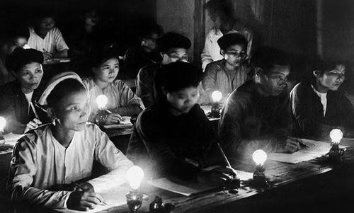 Trong hoàn cảnh đất nước vừa thoát khỏi ách đô hộ, thù trong giặc ngoài bủa vây, ngân khố quốc gia kiệt quệ, Đảng và Chính phủ vẫn đặt đời sống Nhân dân ở vị trí trung tâm. “Diệt giặc đói” nhằm cứu sinh mạng, “Diệt giặc dốt” nhằm nâng cao dân trí, Tổng tuyển cử để thực hiện quyền dân chủ của nhân dân. Ảnh tư liệu.