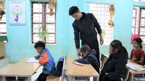 Hàng nghìn giáo viên ở Nghệ An đang công tác tại các bản vùng cao, nơi điều kiện kinh tế-xã hội còn rất nhiều khó khăn.