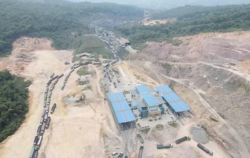 Hàng hóa từ Lào nhập về qua cửa khẩu quốc tế La Lay để về các cảng biển Quảng Trị.