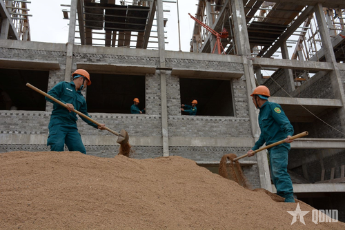 Gần 60 cán bộ, chiến sĩ bộ đội, dân quân hỗ trợ xây dựng Trường Phổ thông nội trú liên cấp Tiểu học, THCS xã Ia Lốp, tỉnh Đắk Lắk.