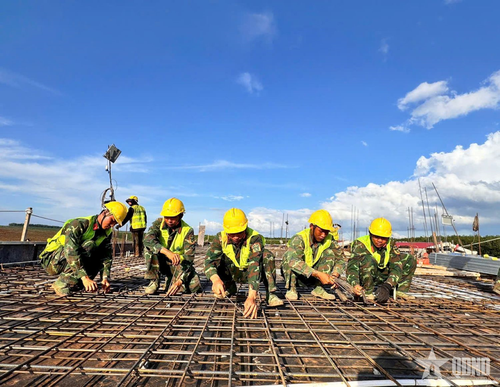 Bộ đội Trung đoàn 38, Sư đoàn 2, Quân khu 5 tham gia xây dựng Trường Phổ thông nội trú liên cấp Tiểu học, THCS xã Ia Pnôn, tỉnh Gia Lai.
