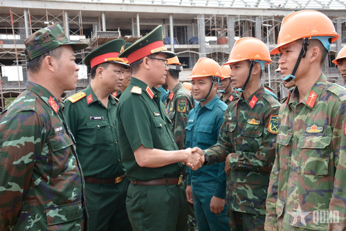 Thiếu tướng Lương Đình Chung, Chính ủy Quân khu 5 động viên các lực lượng hỗ trợ xây trường học.