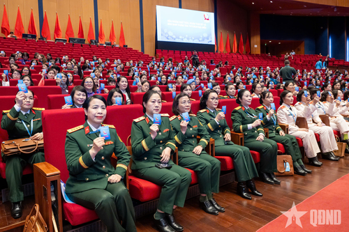 Các đại biểu biểu quyết thông qua chương trình làm việc của Đại hội.