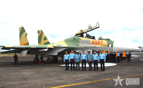 Thiếu tướng Phạm Tuấn Anh, Phó tư lệnh Quân chủng PK-KQ (giữa) chụp ảnh cùng phi công và Ban Giám đốc Nhà máy A32 sau sự kiện bay thử thành công máy bay Su-30MK2 số 8581 do Nhà máy A32 sửa chữa lớn, tăng tổng niên hạn.