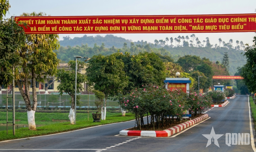 Đường nội bộ dẫn vào Sở Chỉ huy Trung đoàn.