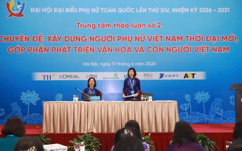 Đồng chí Nguyễn Thị Minh Hương, Phó chủ tịch Hội LHPN Việt Nam và đồng chí Nguyễn Thị Kim Dung, Phó trưởng ban Thường trực Ban Công tác Phụ nữ, Hội LHPN Việt Nam đồng chủ trì phiên thảo luận. 